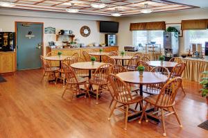 哈利法克斯贝叶斯湖 - 哈利法克斯海岸旅馆的一间带桌椅的用餐室和一间厨房