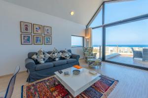 赫尔格达VESTA - Soma Bay Residence的客厅配有沙发和桌子