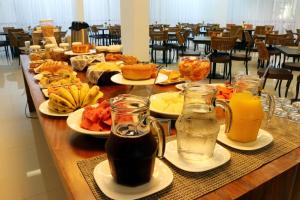 佩德罗莱奥波尔杜Tupyguá Brasil Hotel的长桌,带食物和饮料盘