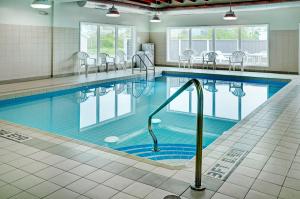 哈利法克斯贝叶斯湖 - 哈利法克斯海岸旅馆的大楼内带椅子的大型游泳池