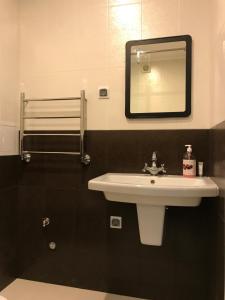 派蒂哥斯卡Guest house Forest的浴室设有白色水槽和镜子