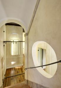 罗马奥尔索罗莱酒店的墙上有一个大圆圈的房间