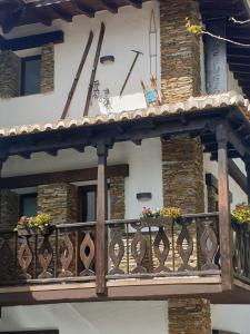 皮诺斯赫尼尔El refugio的鲜花盛开的房屋阳台