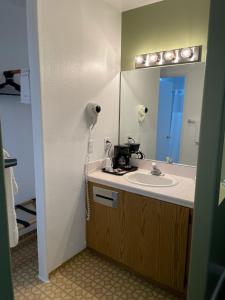 利韦宁Murphey's Motel LLC的一间带水槽和镜子的浴室