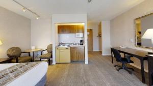 基洛纳迪尔沃思旅馆的酒店客房配有一张床、一张书桌和一间厨房。
