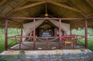 OlolaimutiekSentrim Mara Lodge的一个大帐篷,里面装有红色的椅子