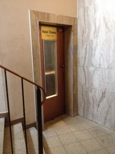 杜塞尔多夫多摩莫蒂尔酒店的带有读酒店舞蹈标志的门