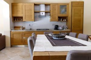 皮诺港Villa Fenicottero的一间带桌椅的厨房和一间用餐室
