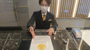 神户神户元町微笑饭店的戴面具的人,在柜台上戴着标志