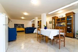 埃里切圣库苏马诺开放式空间公寓的厨房以及带桌椅的起居室。