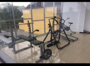 KlatenD'SAWAH GUESTHOUSE的健身房,室内配有两辆健身自行车