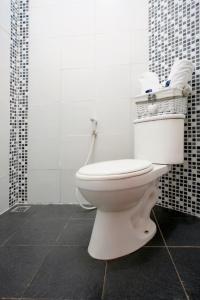 巨港特里克拉典范旅馆的一间位于客房内的白色卫生间的浴室