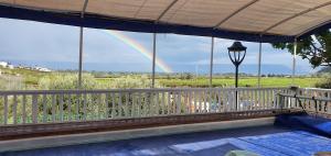 马格达拉The Lake House的从房子的甲板上可以看到彩虹