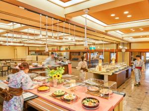 加贺Yukai Resort Premium NEW MARUYA Hotel的一群人在厨房准备食物