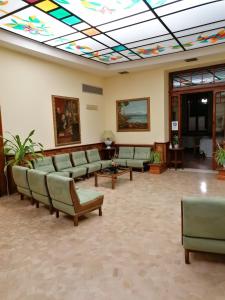廖洛泰尔梅Hotel Antico Borgo的一间配有沙发和色彩缤纷的天花板的等候室