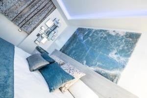 托雷洪-德阿尔多斯Hostal La Carretera的卧室享有高空美景,配有一张带蓝色枕头的床