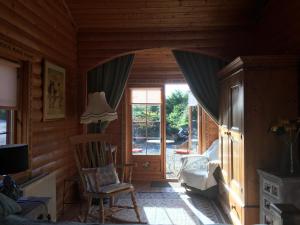 阿布罗斯Balnabrechan Lodge的客房设有窗户、椅子和电视。