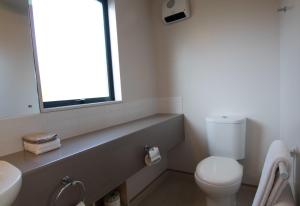 凯库拉凯库拉贝拉维斯特酒店的一间带卫生间、水槽和窗户的浴室