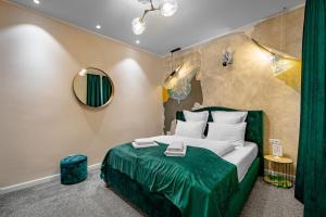 锡比乌Rabbit Hole的一间卧室配有绿色的床和镜子