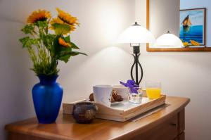 罗维尼Apartment & Rooms Graciela的花瓶和橙汁瓶的桌子