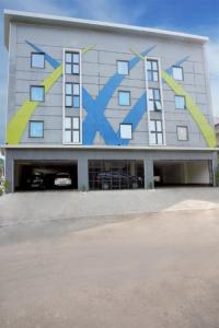 玛琅布吉特迪恩德帕拉贡旅馆的一座大型建筑,上面涂有大型的X光彩