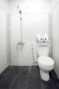 玛琅布吉特迪恩德帕拉贡旅馆的一间带卫生间和淋浴的浴室