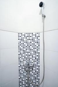 Alastuwo迪普瑞格凯杰优特旅馆的黑色和白色瓷砖淋浴