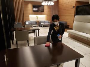 仙台IC仙台泉微笑酒店的戴面具的女人站在桌子上