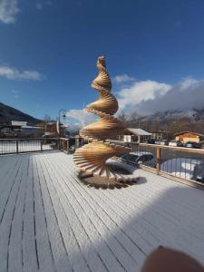 兰德里Hotel L'alpin的屋顶上的木雕