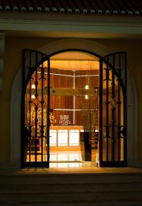 卢索德鲁索格兰德酒店的大楼入口,设有开放式门