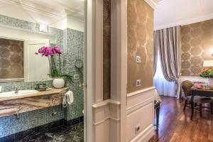 罗马阿尔伯格戴尔萨纳托酒店的一间带水槽和镜子的浴室