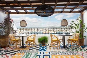 伊维萨镇Hotel La Torre del Canonigo - Small Luxury Hotels的享有美景,设有带桌椅的庭院。