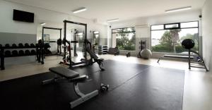 波尔蒂芒Estrela do Vau Mariosilvat的健身房设有数台跑步机、机器和窗户