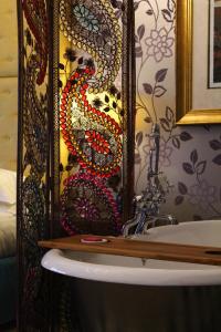 爱丁堡24号皇家露台酒店的浴室设有镜子,毗邻水槽