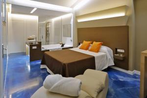 LlaneraMotel Latino的酒店客房配有一张床和浴缸。