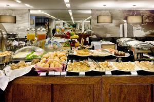 巴西利亚希亚公园行政酒店的包含多种不同食物的自助餐