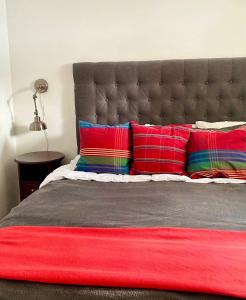 萨伦Varijlyan höger的一间卧室配有一张带色彩缤纷枕头的大床