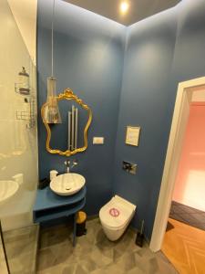 什切青Apartamenty Royal Point Bed & Bath的一间带水槽和卫生间的浴室