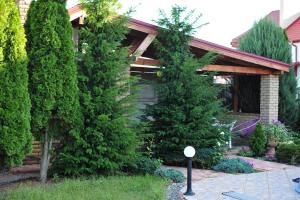 桑日卡Villa Costa的院子里两棵常绿树的房子