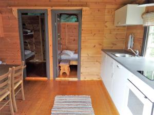 InnfjordenLensmansgarden的小屋内的厨房,带一张床