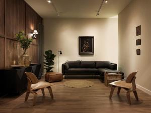 马斯特里赫特Townhouse Apartments Maastricht的客厅配有沙发和两把椅子