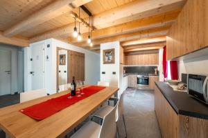 维哥迪法萨Ciasa Sas da le Doudesc的厨房设有木制天花板和木桌。