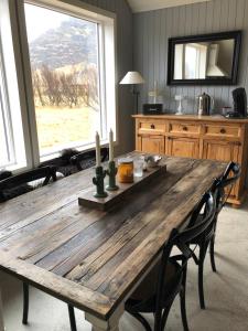 霍尔斯沃德吕尔Grund Cabin的带大窗户的厨房内的木桌