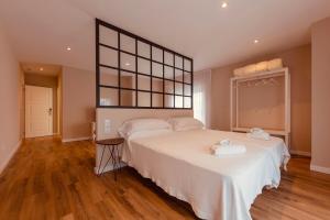 Mazaricos卡萨菊里奥酒店的一间卧室配有一张大床和两条毛巾