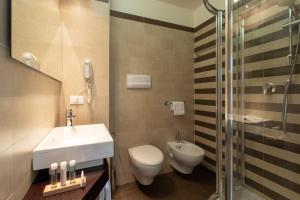利多迪耶索罗安克拉酒店的一间带水槽、卫生间和淋浴的浴室