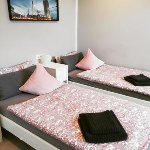 柏林Apartment mea的配有粉红色枕头的客房内的两张床