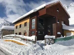 BesandeAlojamientos Casa San Habitaciónes的一座被雪覆盖的建筑,周围积雪覆盖