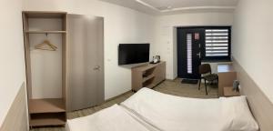 KietrzLudowa Restauracja & Noclegi的小房间设有床和电视