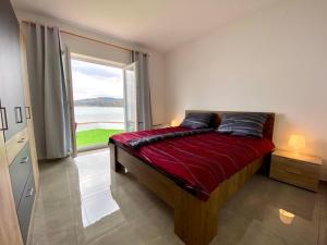 安卡兰Villa Olga - Uniqe house with private beach的一间卧室设有一张大床和大窗户