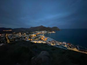 圣何塞波多黎各赫诺韦斯旅馆的享有小镇的夜间海景